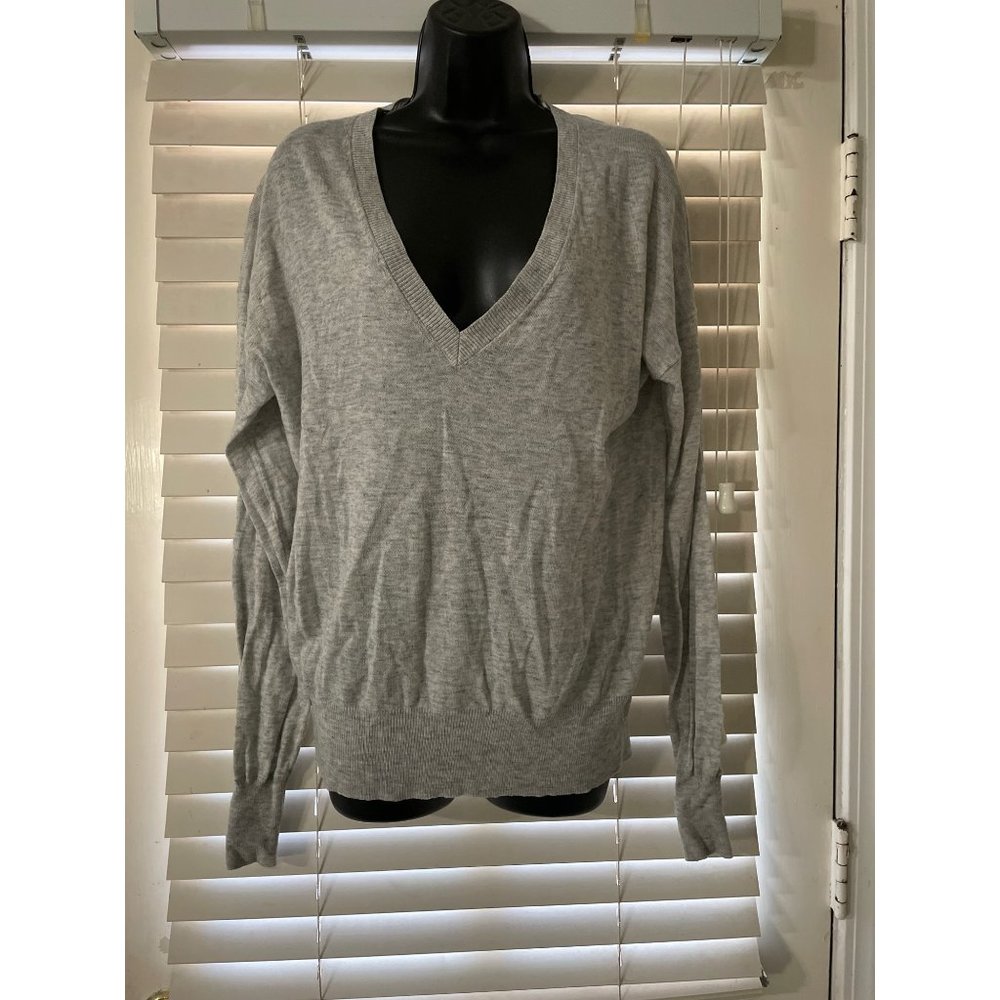 Zara M Gray Solid V Neck Sweater